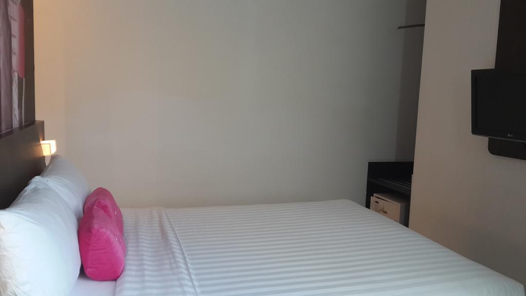 เฟฟโฮเต็ล ปลูอิตจังค์ชั่น Hotel จาการ์ตา ภายนอก รูปภาพ